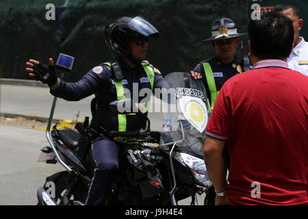 Manila, Philippinen. 2. Juni 2017. Polizisten sperren eine Straße in der Nähe des Angriffs in Manila, Philippinen, 2. Juni 2017. Die Leiche von 37 Personen, einschließlich der von einem Amokläufer in einem Manila Casinohotel gefunden haben, die vom Angreifer in Brand gesteckt wurde, erklärte die philippinische Polizei am Freitag. Bildnachweis: Yang Ke/Xinhua/Alamy Live-Nachrichten Stockfoto