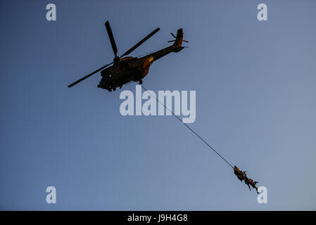 Makhado, Südafrika. 1. Juni 2017. Ein Oryx-Hubschrauber von der South African Air Force (SAAF) trägt Mitglieder der südafrikanischen Armee während der 2017 Air Fähigkeit Demonstration nächster Roodewal Luftwaffe Bombardierung in der Provinz Limpopo, Südafrika am 1. Juni 2017. Die SAAF Air Fähigkeit Demonstration fand hier am Donnerstag statt. Die SAAF-Mitglieder wurden in Zusammenarbeit mit der südafrikanischen Armee, South African Military Health Service und spezielle Kraft-Brigade demonstriert. Bildnachweis: Zhai Jianlan/Xinhua/Alamy Live-Nachrichten Stockfoto