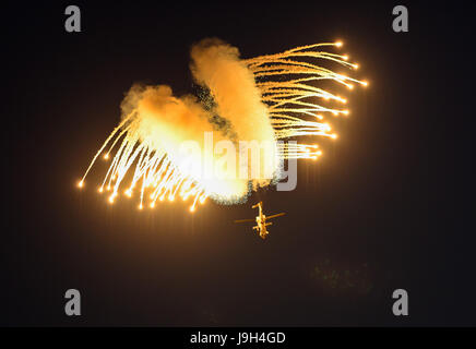 Makhado, Südafrika. 1. Juni 2017. Rooivalk Hubschrauber der South African Air Force (SAAF) zerstreut Blitz während der 2017 Air Fähigkeit Demonstration am Roodewal Luftwaffe Bombardierung Bereich in der Provinz Limpopo, Südafrika am 1. Juni 2017. Die SAAF Air Fähigkeit Demonstration fand hier am Donnerstag statt. Die SAAF-Mitglieder wurden in Zusammenarbeit mit der südafrikanischen Armee, South African Military Health Service und spezielle Kraft-Brigade demonstriert. Bildnachweis: Zhai Jianlan/Xinhua/Alamy Live-Nachrichten Stockfoto