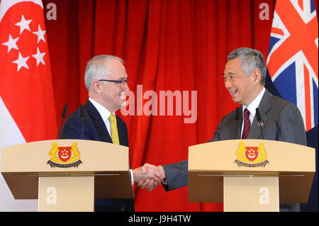 Singapur. 2. Juni 2017. Singapurs Prime Minister Lee Hsien Loong (R) und Australiens Premierminister Malcolm Turnbull besuchen eine Pressekonferenz in Singapur 2. Juni 2017. Turnbull begann einen dreitägigen Besuch in Singapur am Freitag. Bildnachweis: Dann Chih Wey/Xinhua/Alamy Live News Stockfoto