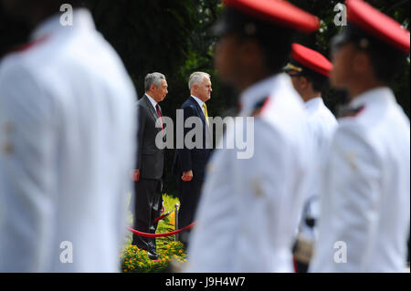 Singapur. 2. Juni 2017. Singapurs Premierminister Lee Hsien Loong (L) veranstaltet eine Willkommenszeremonie für Australiens Premierminister Malcolm Turnbull in Singapurs Istana am 2. Juni 2017. Turnbull begann einen dreitägigen Besuch in Singapur am Freitag. Bildnachweis: Dann Chih Wey/Xinhua/Alamy Live News Stockfoto