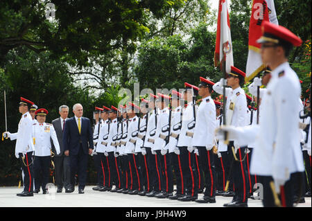 Singapur. 2. Juni 2017. Singapurs Premierminister Lee Hsien Loong (4 L) veranstaltet eine Willkommenszeremonie für Australiens Premierminister Malcolm Turnbull in Singapurs Istana am 2. Juni 2017. Turnbull begann einen dreitägigen Besuch in Singapur am Freitag. Bildnachweis: Dann Chih Wey/Xinhua/Alamy Live News Stockfoto