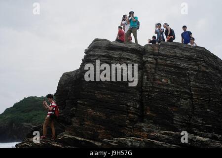 Hong Kong, China. 28. Mai 2016. Touristen fotografieren am Tung Ping Chau in Hongkong, Südchina, 28. Mai 2016. 1. Juli 2017 markiert den 20. Jahrestag der Rückkehr Hong Kongs zum Mutterland. In den letzten 20 Jahren gehalten Hong Kong auf seine Umwelt schützen. Bildnachweis: Wang Shen/Xinhua/Alamy Live-Nachrichten Stockfoto