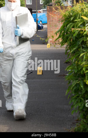 Oxford, UK. 2. Juni 2017. Polizei abgesperrt eine Gasse in der Nähe von Balfour Straße in Oxford. Unbestätigten Bericht über eine Messerstecherei Incident- und forensische ist auf der Bühne. Bildnachweis: Pete Lusabia/Alamy Live-Nachrichten Stockfoto