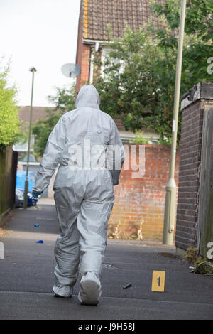 Oxford, UK. 2. Juni 2017. Polizei abgesperrt eine Gasse in der Nähe von Balfour Straße in Oxford. Unbestätigten Bericht über eine Messerstecherei Incident- und forensische ist auf der Bühne. Bildnachweis: Pete Lusabia/Alamy Live-Nachrichten Stockfoto