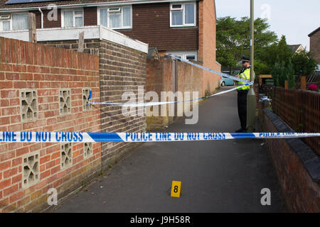 Oxford, UK. 2. Juni 2017. Polizei abgesperrt eine Gasse in der Nähe von Balfour Straße in Oxford. Unbestätigten Bericht über eine Messerstecherei Incident- und forensische ist auf der Bühne. Bildnachweis: Pete Lusabia/Alamy Live-Nachrichten Stockfoto