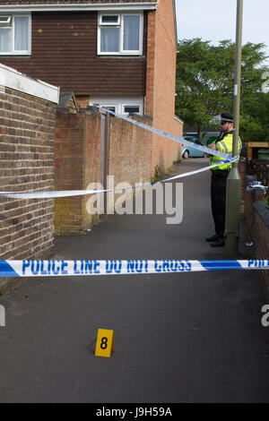 Oxford, UK. 2. Juni 2017. Polizei abgesperrt eine Gasse in der Nähe von Balfour Straße in Oxford. Unbestätigten Bericht über eine Messerstecherei Incident- und forensische ist auf der Bühne. Bildnachweis: Pete Lusabia/Alamy Live-Nachrichten Stockfoto