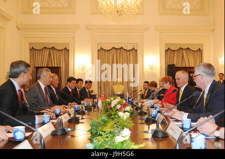 Singapur. 2. Juni 2017. Singapurs Premierminister Lee Hsien Loong (2. L) führt Gespräche mit Australiens Premierminister Malcolm Turnbull (2. R) in Singapur 2. Juni 2017. Turnbull begann einen dreitägigen Besuch in Singapur am Freitag. Bildnachweis: Dann Chih Wey/Xinhua/Alamy Live News Stockfoto