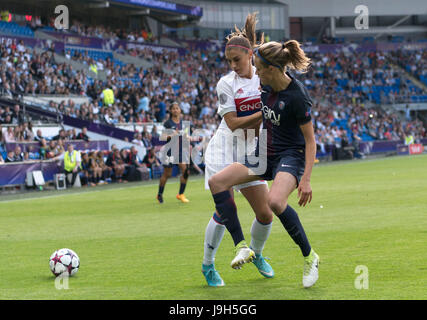 Cardiff, Wales. 1. Juni 2017. Alex Morgan (Lyon), Irene Paredes (PSG) Fußball: UEFA Womens Champions League Finale Match zwischen Olympique Lyon 0(7-6) 0 Paris Saint-Germain im Cardiff City Stadium in Cardiff, Wales. Bildnachweis: Maurizio Borsari/AFLO/Alamy Live-Nachrichten Stockfoto