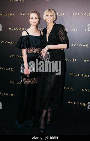 Nadja Auermann mit Tochter Cosima während der Bulgari-Shop Eröffnung am 06.01.17 in Frankfurt am Main | Nutzung weltweit/Picture alliance Stockfoto