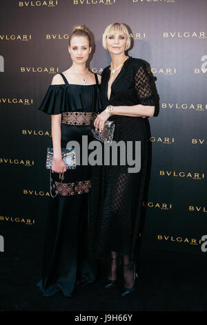 Nadja Auermann mit Tochter Cosima während der Bulgari-Shop Eröffnung am 06.01.17 in Frankfurt am Main | Nutzung weltweit/Picture alliance Stockfoto