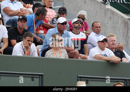 Paris, Frankreich. 1. Juni 2017. Coach Ivan Lendl und Ehefrau Kim Sears beobachten schottischen Tennisspieler Andy Murray in Aktion während seines Spiels in der 2. Runde der French Open in Roland Garros gegen Slowakische Tennisspieler Martin Kizan am 1. Juni 2017 in Paris, Frankreich-Credit: Yan Lerval/AFLO/Alamy Live News Stockfoto