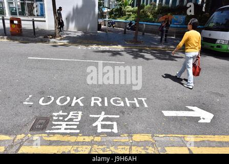 Hong Kong, China. 31. Mai 2017. Ein Handakos geht vorbei an einer Kreuzung in Hongkong, Südchina, 31. Mai 2017. Hong Kong hat gebaut, verschiedene Arten von Einrichtungen und Anlagen für die Bequemlichkeit des Lebens der Menschen eingerichtet. 1. Juli 2017 markiert den 20. Jahrestag der Rückkehr Hong Kongs zum Mutterland. Bildnachweis: Wang Xi/Xinhua/Alamy Live-Nachrichten Stockfoto