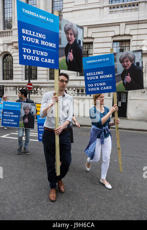 London, UK. 2. Juni 2017. Liberal Democrats Protest außerhalb der konservativen Partei HQ gegen Demenz-Steuer von Premierminister Theresa May. Sie hielten mock nationalen Immobilien-Agentur-Boards genannt "Theresa May und Co". Bildnachweis: Lebendige Bilder/Alamy Live-Nachrichten Stockfoto