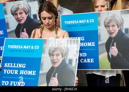 London, UK. 2. Juni 2017. Liberal Democrats Protest außerhalb der konservativen Partei HQ gegen Demenz-Steuer von Premierminister Theresa May. Sie hielten mock nationalen Immobilien-Agentur-Boards genannt "Theresa May und Co". Bildnachweis: Lebendige Bilder/Alamy Live-Nachrichten Stockfoto