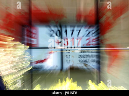 Tokio, Japan. 2. Juni 2017. Tokios Aktienkurse flash auf einem Brett Lichtreklame in Tokio auf Freitag, 2. Juni 2017. Japans Aktienkurse stiegen 317,25 Yen auf 20.177,28 Yen an der Tokyo Stock Exchange, seine höchste Nähe seit August 2015 zu schließen. Kredite: Yoshio Tsunoda/AFLO/Alamy Live-Nachrichten Stockfoto
