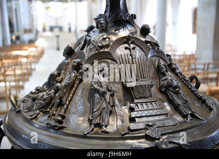 Hildesheim, Deutschland. 30. Mai 2017. Der späten Romanik Bronze Taufbecken von 1225 ist im Seitenschiff der Kathedrale Mariä Himmelfahrt in Hildesheim, Deutschland, 30. Mai 2017 abgebildet. Ein Bischof der Masse in der Kathedrale Mariä Himmelfahrt und ein Festgottesdienst in der St. Michael Kirche Ring an der 13. UNESCO World Heritage Day am Pfingstmontag Sonntag (04 Juni) in Hildesheim. Foto: Holger Hollemann/Dpa/Alamy Live News Stockfoto