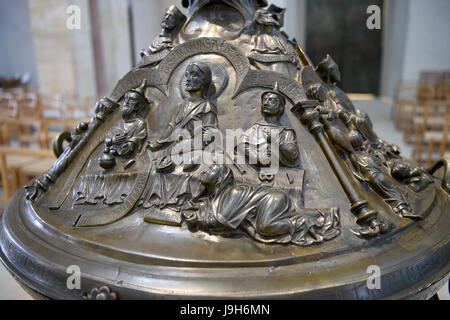 Hildesheim, Deutschland. 30. Mai 2017. Der späten Romanik Bronze Taufbecken von 1225 ist im Seitenschiff der Kathedrale Mariä Himmelfahrt in Hildesheim, Deutschland, 30. Mai 2017 abgebildet. Ein Bischof der Masse in der Kathedrale Mariä Himmelfahrt und ein Festgottesdienst in der St. Michael Kirche Ring an der 13. UNESCO World Heritage Day am Pfingstmontag Sonntag (04 Juni) in Hildesheim. Foto: Holger Hollemann/Dpa/Alamy Live News Stockfoto