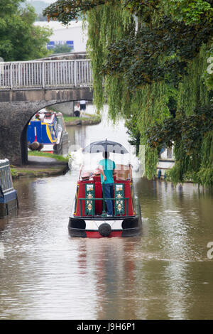 Nasses Wetter für britische Kanal Boote entlang der Shropshire Union Canal in der Nähe von Northwich, Cheshire, Großbritannien reisen Stockfoto