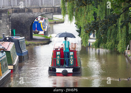 Nasses Wetter für britische Kanal Boote entlang der Shropshire Union Canal in der Nähe von Northwich, Cheshire, Großbritannien reisen Stockfoto