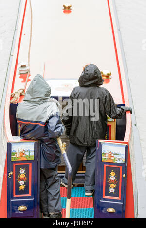 Nasses Wetter für britische Kanal Boote entlang der Shropshire Union Canal in der Nähe von Northwich, Cheshire, Großbritannien reisen Stockfoto