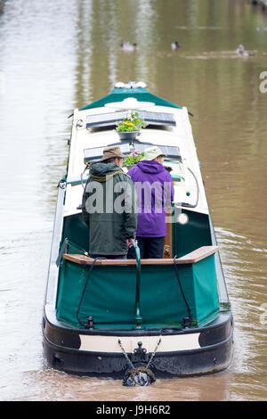 Nasses Wetter für britische Kanal Boote entlang der Shropshire Union Canal in der Nähe von Northwich, Cheshire, Großbritannien reisen Stockfoto