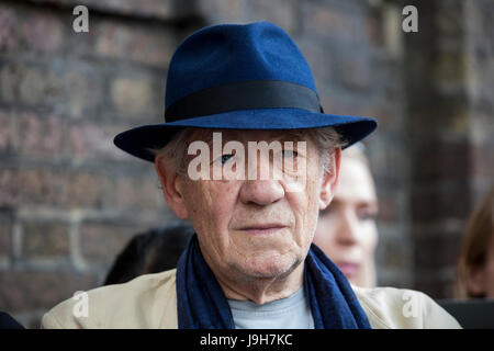 London, UK. 2. Juni 2017. Schauspieler Sir Ian McKellen nimmt Teil an dem Protest. Amnesty International Actvists inszenieren "Wir existieren" Protest vor der russischen Botschaft in London über die LGBTI-Razzien in Tschetschenien. Im April berichtet glaubwürdige Quellen in Russland, dass über 100 Männer, schwul zu sein gedacht hatte entführt, gefoltert oder sogar werden, in der südlichen russischen Republik Tschetschenien was schien getötet, eine koordinierte Säuberung werden. Bildnachweis: Lebendige Bilder/Alamy Live-Nachrichten Stockfoto