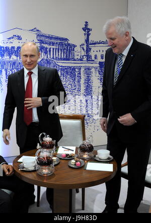 Sankt Petersburg, Russland. 2. Juni 2017. Bayerns Ministerpräsident Horst Seehofer (CSU, R) trifft Russian President Vladimir Putin (C) in Sankt Petersburg, Russland, 2. Juni 2017. Anlässlich der Milliarden-Deal der Linde Corporation mit einem russischen Unternehmen reiste Seehofer nach Sankt Petersburg. Foto: Christoph Trost/Dpa/Alamy Live News Stockfoto