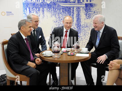 Sankt Petersburg, Russland. 2. Juni 2017. Bayerns Ministerpräsident Horst Seehofer (CSU, R) trifft Russian President Vladimir Putin (C) in Sankt Petersburg, Russland, 2. Juni 2017. Auf der linken Seite sitzen Prime von Tatarstan Rustam Minnichanov und deutscher Botschafter in Moskau Rüdiger von Fritsch. Anlässlich der Milliarden-Deal der Linde Corporation mit einem russischen Unternehmen reiste Seehofer nach Sankt Petersburg. Foto: Christoph Trost/Dpa/Alamy Live News Stockfoto