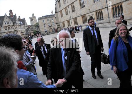 Oxford, Oxfordshire, Vereinigtes Königreich. 2. Juni 2017. Bernie Sanders, ehemalige uns Präsidentschaftskandidat, betritt das Sheldonian in Oxford, über seine meistverkaufte Buch als Bestandteil der Hay Festival zu sprechen. Bildnachweis: Stanislav Halcin/Alamy Live-Nachrichten Stockfoto