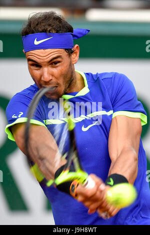 Paris. 2. Juni 2017. Rafael Nadal aus Spanien wieder den Ball in Nikoloz Basilashvili Georgiens in den Männern Singles 3. Vorrundenspiel bei der French Open Tennis Turnier 2017 in Paris, Frankreich am 2. Juni 2017. Bildnachweis: Chen Yichen/Xinhua/Alamy Live-Nachrichten Stockfoto