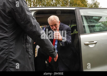 York, UK. 2. Juni 2017. Labour-Chef Jeremy Corbyn gibt einen Daumen hoch für wartenden Fotografen bei einem Besuch in York Science Park vor einer live Ausgabe der BBC Fragestunde der Universität ausgestrahlt werden. Foto Bailey-Cooper Fotografie/Alamy Live-Nachrichten Stockfoto