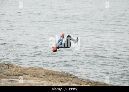 Portland Bill, Dorset, UK. 2. Juni 2017. "Veraltet" Jugendliche nutzen die ruhige See und warmes Wetter in Portland Bill, Dorset Credit: Stuart Fretwell/Alamy Live-Nachrichten Stockfoto