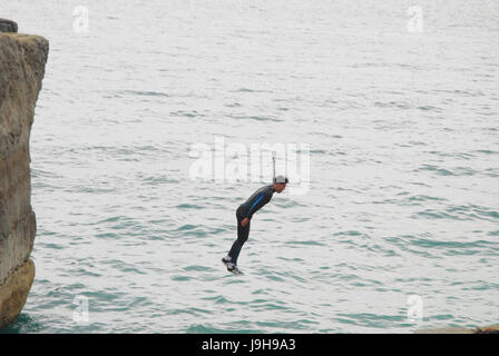 Portland Bill, Dorset, UK. 2. Juni 2017. "Veraltet" Jugendliche nutzen die ruhige See und warmes Wetter in Portland Bill, Dorset Credit: Stuart Fretwell/Alamy Live-Nachrichten Stockfoto