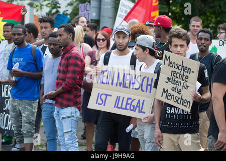 Nürnberg, Deutschland. 2. Juni 2017. Teilnehmer einer Demonstration protestieren gegen die bayerische Praxis der Abschiebung von Flüchtlingen in Nürnberg, 2. Juni 2017. Foto: Timm Schambergers/Dpa/Alamy Live News Stockfoto