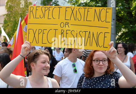 Nürnberg, Deutschland. 2. Juni 2017. Teilnehmer einer Demonstration protestieren mit einem Schild mit der Aufschrift "Achtung Existenz oder erwarten, dass Widerstand" gegen die bayerische Praxis der Abschiebung von Flüchtlingen in Nürnberg, 2. Juni 2017. Foto: Timm Schambergers/Dpa/Alamy Live News Stockfoto