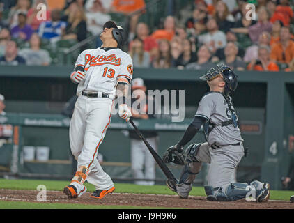 Baltimore, uns. 31. Mai 2017. Baltimore Orioles dritte Baseman Manny Machado (13) und New York Yankees Catcher Austin Romine (27) Uhr Macho hohe Pop-up im achten Inning während des Spiels am Oriole Park at Camden Yards in Baltimore, MD am Mittwoch, 31. Mai 2017. Die Orioles gewannen das Spiel 10-4. Bildnachweis: Ron Sachs/CNP (Einschränkung: NO New York oder New Jersey Zeitungen oder Zeitschriften in einem Umkreis von 75 Meilen von New York City) - NO-Draht-SERVICE - Foto: Ron Sachs/Consolidated News Fotos/Ron Sachs - CNP/Dpa/Alamy Live News Stockfoto