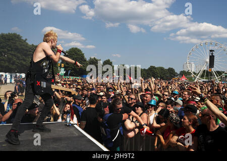 Nürnberg, Deutschland. 2. Juni 2017. Der Sänger der kanadischen Band Sum 41, Deryck Whibley, führt bei Rock Im Park-Musik-Festival in Nürnberg, 2. Juni 2017. Das Festival dauert bis zum 4 Juni. Foto: Daniel Karmann/Dpa/Alamy Live News Stockfoto