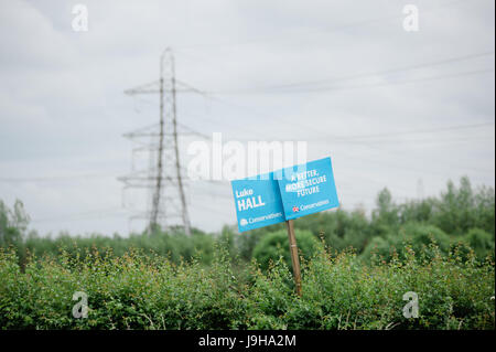 Konservative Partei Wahl Zeichen verwüstet & in Yate, North Bristol zerstört. Kandidaten für den lokalen Bereich ist Luke Hall. Stockfoto