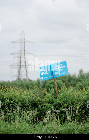 Konservative Partei Wahl Zeichen verwüstet & in Yate, North Bristol zerstört. Kandidaten für den lokalen Bereich ist Luke Hall. Stockfoto