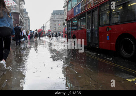 London, UK. 2. Juni 2017. UK-Wetter - Shopper, Pendler und Touristen reagieren auf einem plötzlichen Gewitter bringt einen schweren Wolkenbruch zur Oxford Street. Bildnachweis: Stephen Chung/Alamy Live-Nachrichten Stockfoto