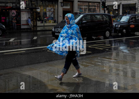 London, UK. 2. Juni 2017. UK-Wetter - Shopper, Pendler und Touristen reagieren auf einem plötzlichen Gewitter bringt einen schweren Wolkenbruch zur Oxford Street. Bildnachweis: Stephen Chung/Alamy Live-Nachrichten Stockfoto