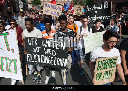 Nürnberg, Deutschland. 2. Juni 2017. Teilnehmer einer Demonstration protestieren gegen die bayerische Praxis der Abschiebung von Flüchtlingen in Nürnberg, 2. Juni 2017. Foto: Timm Schambergers/Dpa/Alamy Live News Stockfoto