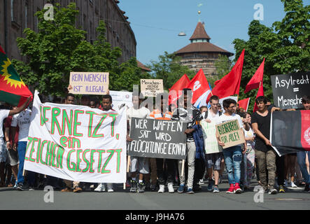 Nürnberg, Deutschland. 2. Juni 2017. Teilnehmer einer Demonstration protestieren gegen die bayerische Praxis der Abschiebung von Flüchtlingen in Nürnberg, 2. Juni 2017. Foto: Timm Schambergers/Dpa/Alamy Live News Stockfoto