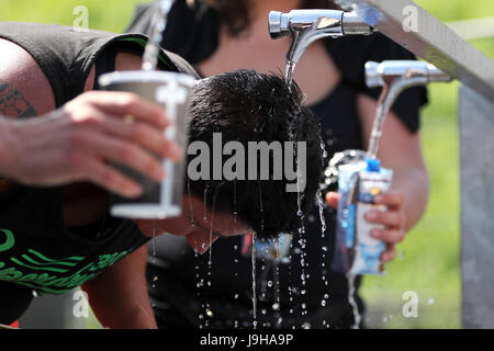 Nürnberg, Deutschland. 2. Juni 2017. Festival-Besucher füllen Sie Behälter mit Wasser bei Rock Im Park-Musik-Festival in Nürnberg, 2. Juni 2017. Das Festival dauert bis zum 4 Juni. Foto: Daniel Karmann/Dpa/Alamy Live News Stockfoto