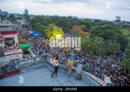 Havanna, Kuba. 1. Juni 2017. Populäre kubanische Sängerin Thaira beobachten Beatles Tribute Open-Air-Konzert von der Dachterrasse des Hauses ruinieren in John Lennon Park in Havanna, Kuba zur Feier der Veröffentlichung von das Wahrzeichen Album '' Sgt.Pepper die Lonely Hearts Club Band'' vor 50 Jahren am 1. Juni 2017. Bildnachweis: Diana Mrazikova/ZUMA Wire/ZUMAPRESS.com/Alamy Live-Nachrichten Stockfoto