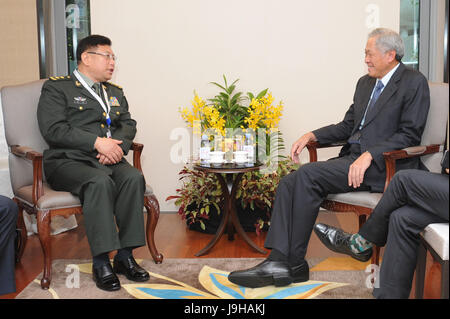 Singapur. 2. Juni 2017. Singapurs Defense Minister Ng Eng Hen (R) trifft sich mit Vizepräsident der Akademie der Militärwissenschaften der chinesischen Volksbefreiungsarmee (PLA) er Lei in Singapur, 2. Juni 2017. Bildnachweis: Dann Chih Wey/Xinhua/Alamy Live News Stockfoto