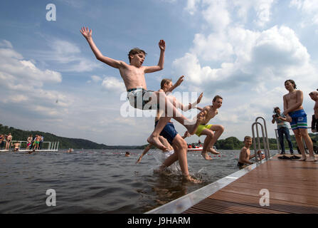 Essen, Deutschland. 23. Mai 2017. Datei - Ben, Micha, Luca und Luca Sprung vom Wharf am Baldeney See, Teil des Flusses Ruhr in Essen, Deutschland, 23. Mai 2017. Nach 46 Jahren schwimmen Verbot hat ein Swimmingpool vor Ort an der ehemaligen industriellen Ruhr eröffnet. Foto: Bernd Thissen/Dpa/Alamy Live News Stockfoto