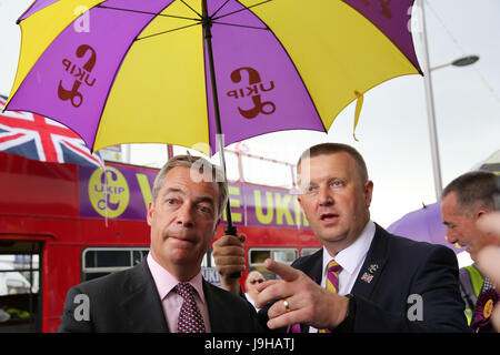 London, UK. 2. Juni 2017. Ehemalige Führer der UKIP, Nigel Farage trifft UKIP Aktivisten um mit Peter Harris UKIP Kandidat für den Wahlkreis Dagenham und Rainham Kampagne. Bildnachweis: Dinendra Haria/Alamy Live-Nachrichten Stockfoto