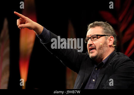 Hay Festival 2017 - Heu auf Wye, Wales, Großbritannien - Juni 2017 - Peter Florenz der Direktor der Hay Festival auf der Bühne den Fragen aus dem Publikum - Steven Mai/Alamy leben Nachrichten Stockfoto